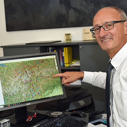 LR Mattle zeigt die interaktive EuregioFamilyPass-Landkarte unter www.familypass.eu.