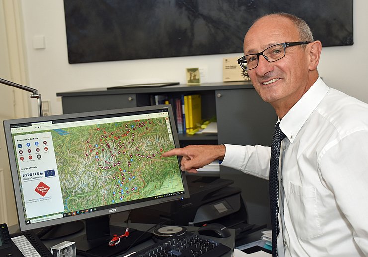 © Land Tirol/Kathrein LR Mattle zeigt die interaktive EuregioFamilyPass-Landkarte unter www.familypass.eu.