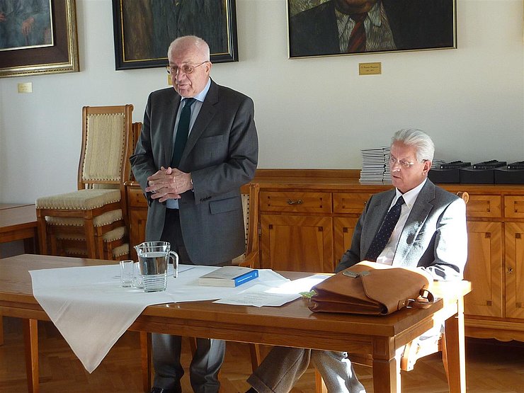 © Land Tirol/Abdruck honorarfrei v.l. LTP van Staa und der Buchautor