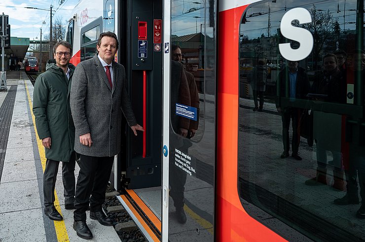 © Land Vorarlberg Beim Einsteigen in den Zug