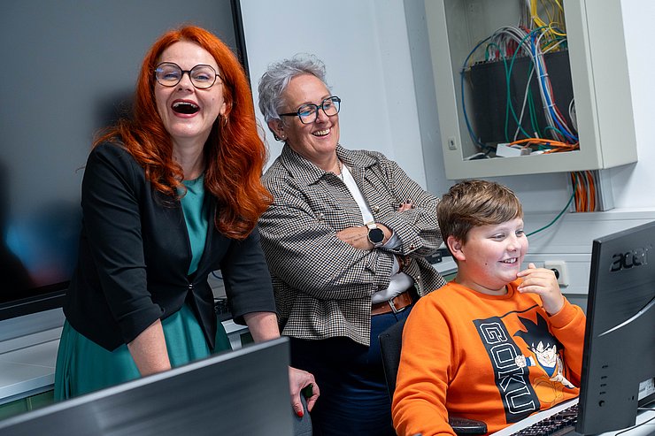 © Land Tirol/Neuner Bei der Besichtigung des STEAM-Labs durfte auch der Spaß nicht zu kurz kommen.