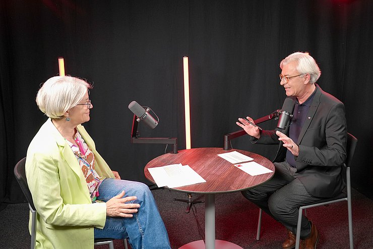 Theresa Geley im Gespräch mit Moderator Dénes Széchényi über die Tiroler Gesundheitslandschaft.