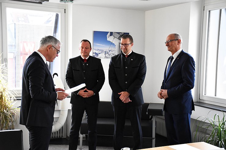 © Land Tirol/Feuersinger Martin Plank und Romed Giner werden von Michael Kirchmair in den Räumlichkeiten der BH Innsbruck angelobt.