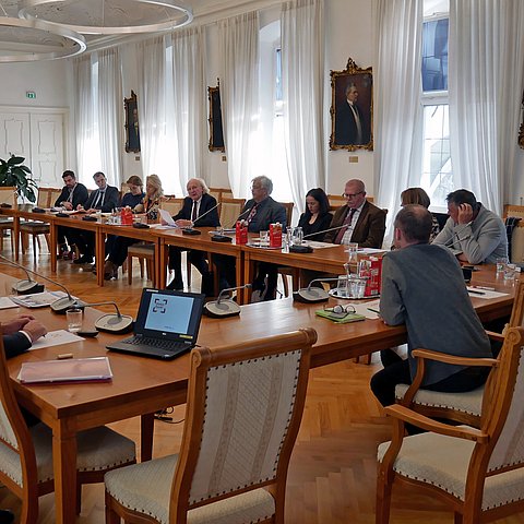 ExpertInnen von TGKK, Ärztekammer und Zahnärztekammer waren zu Gast im Tiroler Landhaus.