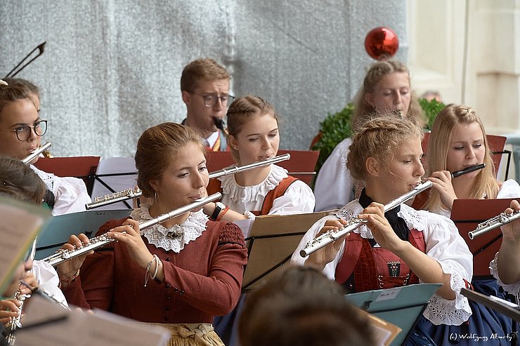 © Alberty Archivbild 2019: Die jungen MusikerInnen zeigen ihr Können beim Abschluss des Euregio Music Camps im Rahmen der Promenadenkonzerte in Innsbruck.