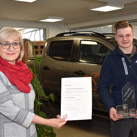 Arbeits- und Bildungslandesrätin Beate Palfrader gratuliert David Steindl zum "Lehrling des Monats November 2020".