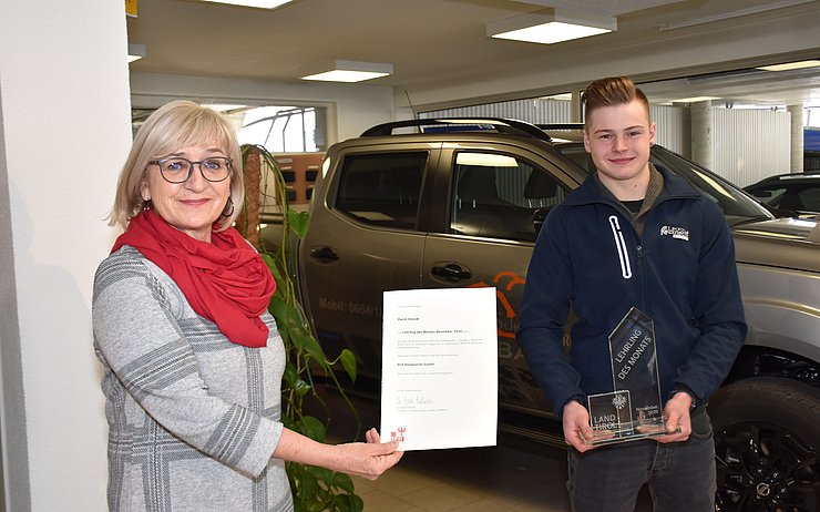© Land Tirol/Gerzabek Arbeits- und Bildungslandesrätin Beate Palfrader gratuliert David Steindl zum "Lehrling des Monats November 2020".