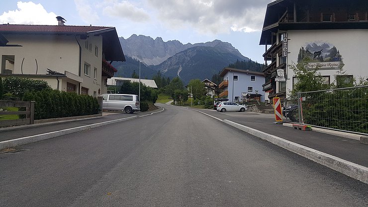 Fertige Gehsteige, Strassenbeleuchtung und Fahrbahntragschichten