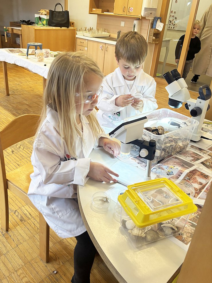 © klasse!forschung Kinder mit Laborgeräten an Tisch