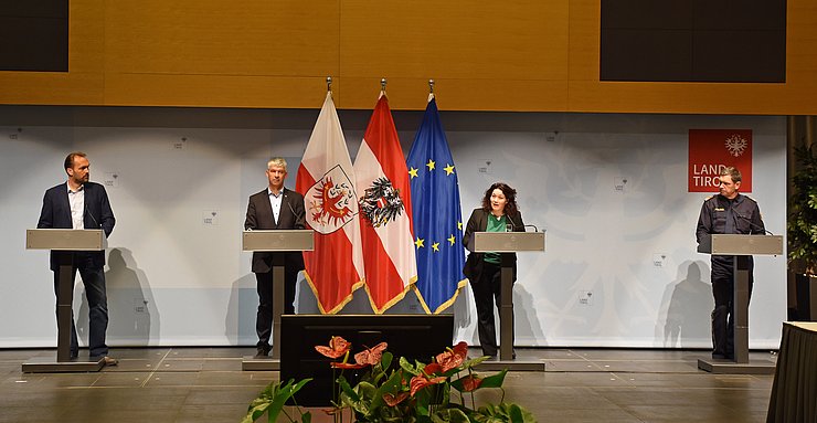 © Land Tirol/Gratl Gemeinsam mit (v.l.) Studien-Co-Autor David Schnaiter, dem Vorstand der Abteilung Emission Sicherheitstechnik Anlagen (ESA), Christoph Lechner und dem Leiter der Landesverkehrsabteilung, Markus Widmann, präsentierte LHStvin Ingrid Felipe im Rahmen einer Pressekonferenz die Ergebnisse der Studie zur Wirksamkeit der Fahrverbote für laute Motorräder im Bezirk Reutte.