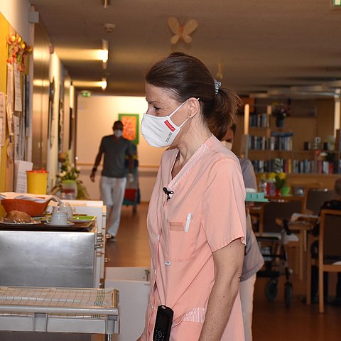 Leja in Schwesternuniform