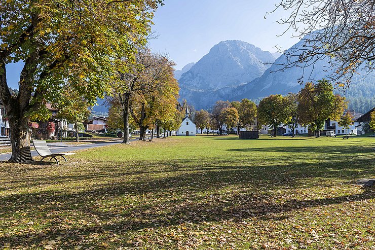 Dorfpark mit Sitzbank