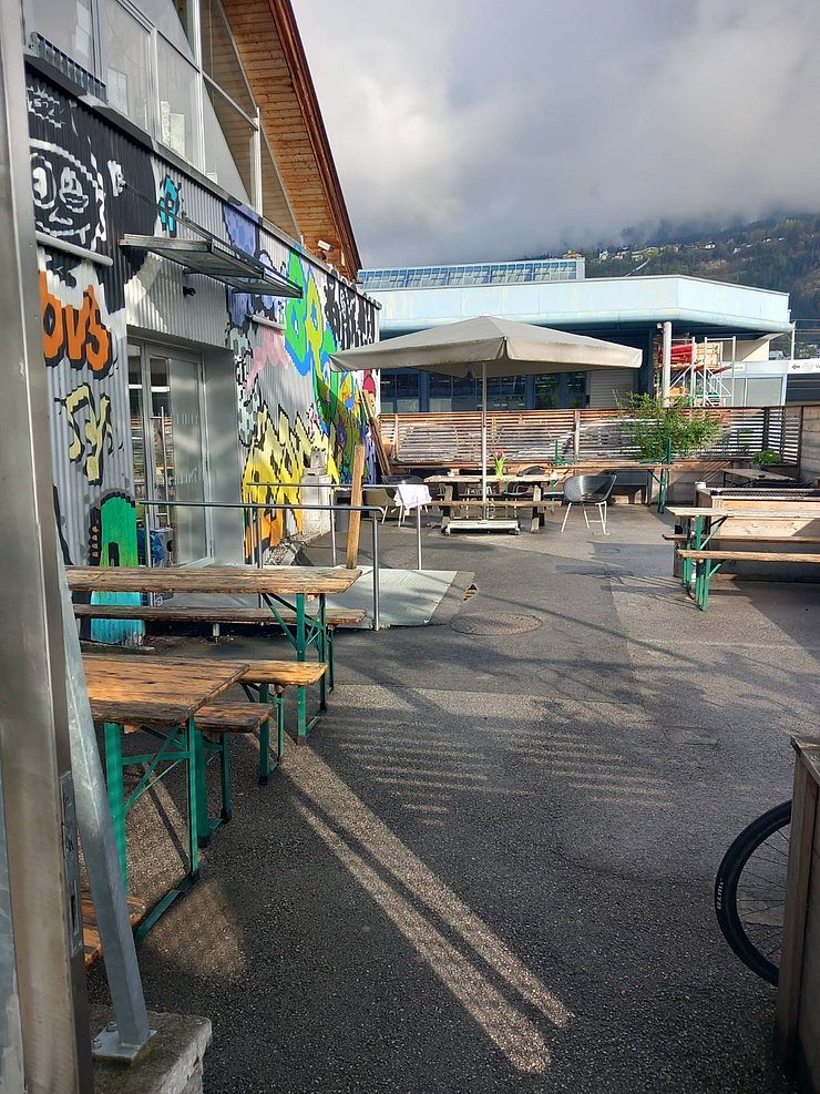 Ausenaufnahme von Nikado: ein Haus mit Graffiti bemalen 