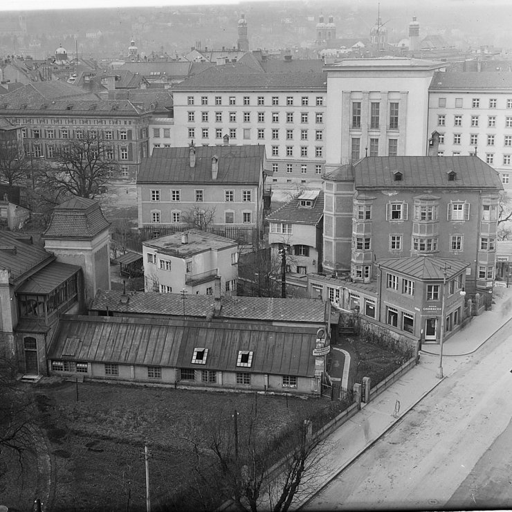© Stadtarchiv/Stadtmuseum Innsbruck Der heutige Landhausplatz auf einer Aufnahme aus der NS-Zeit: Anstelle des Freiheitsdenkmales befinden sich noch einzelne Gebäude, die erst nach Kriegsende abgerissen wurden.