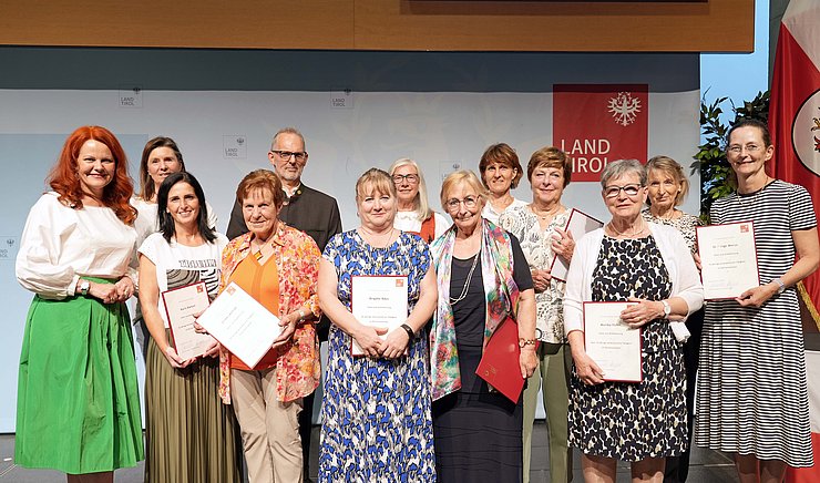 Gruppenbild mit Landesrätin Cornelia Hagele und Geehrten aus dem Bezirk Innsbruck-Land.