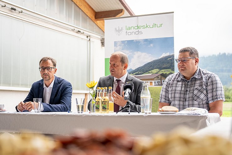 Auf dem Bild sind Thomas Danzl, LHStv. Geisler und Georg Kapferer zu sehen.