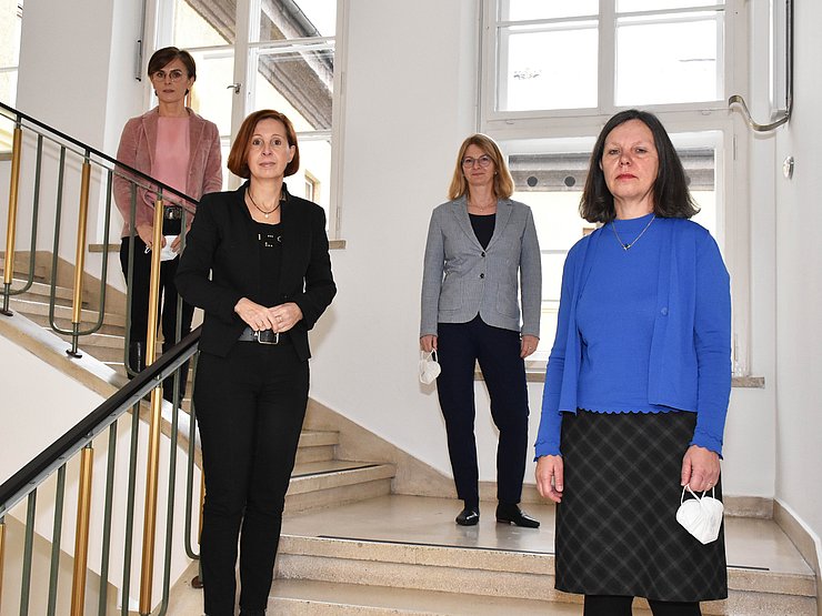 Landesrätin Gabriele Fischer stellte gemeinsam mit Mirjana Stojakovi? (ZeMit), Katharina Raffl (Gleichbehandlungsanwaltschaft – Regionalbüro für Tirol, Salzburg und Vorarlberg) und Isolde Kafka (Servicestelle Gleichbehandlung und Antidiskriminierung) die Antirassismus- und Antidiskriminierungsarbeit in Tirol vor.