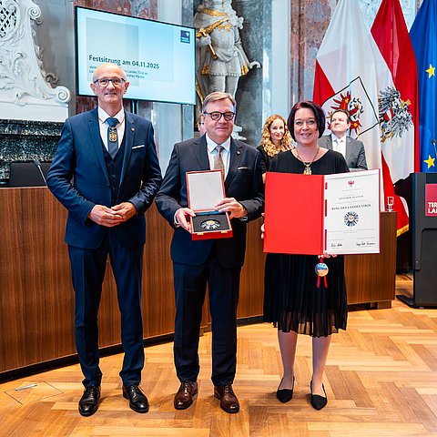 LTPin Sonja Ledl-Rossmann und LH Anton Mattle mit dem neuen Ringträger LH a.D. Günther Platter