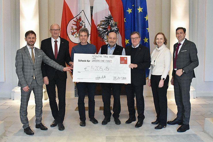 © Land Tirol/Baumegger Gruppenfoto der genannten Personen mit einem großen Scheck in der Hand