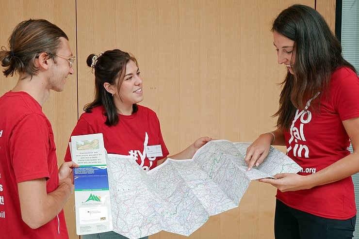 VP Sophia Kircher (re.) unterhält sich mit Louise Drompt aus der Schweiz (Mitte) und Maxime Bernard aus Frankreich über ihre Reiserouten.