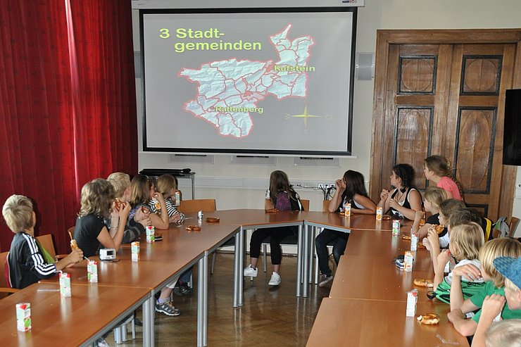 Bei einer stärkenden Jause wurd ein Film über den Bezirk Kufstein vorgespielt. (c) BH Kufstein