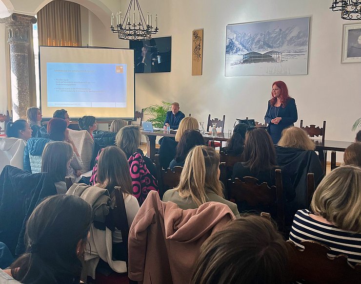 Landesrätin Hagele hält einen Vortrag.