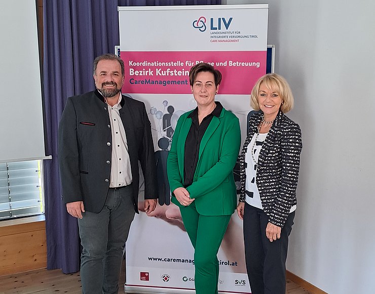 © Landesinstitut für Integrierte Versorgung V. l.: Christian Hochfilzer (Leiter des Wohn- und Pflegeheims Kirchbichl), Nina Czastka (CareManagerin im Bezirk Kufstein) und Gabi Schiessling (Landeskoordinatorin CareManagement Tirol).