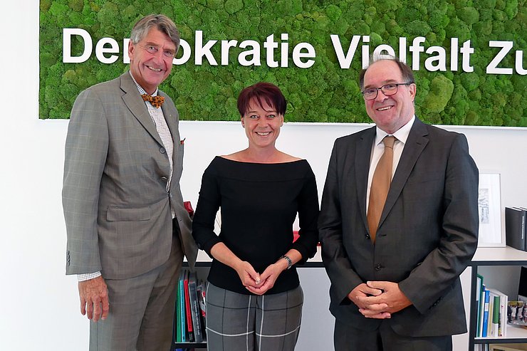 © Landtagsdirektion Tirol/Oswald (v.li.) Honorarkonsul Christoph Achammer, LTPin Sonja Ledl-Rossmann, Botschafter Walter Haffner