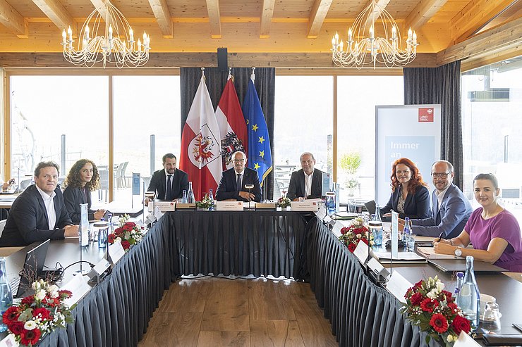 Regierungsmitglieder in einem Besprechungsraum