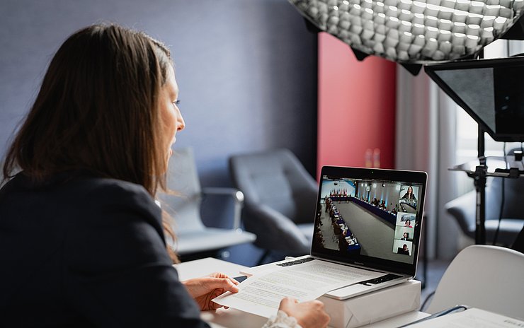 © Tiroler Landtag Vizepräsidentin Sophia Kircher nahm virtuell an der Generalversammlung der EU-Alpenstrategie EUSALP teil, bei der der Jugendrat offiziell eingesetzt wurde.