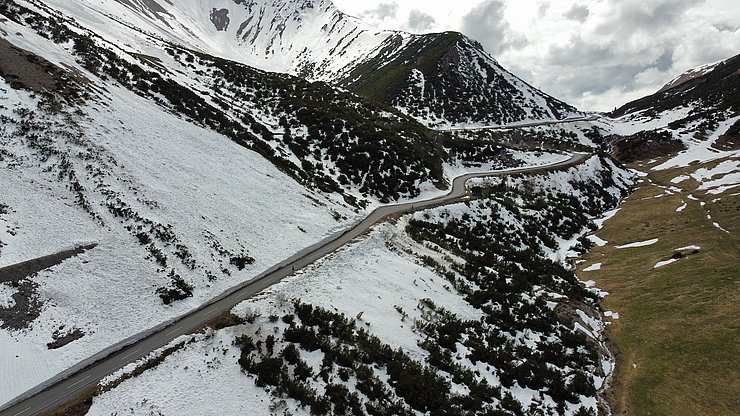 Ein aktuelles Foto von der Passstraße am Hahntennjoch.