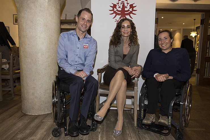 © Land Tirol/Sedlak Landesrätin Eva Pawlata mit Claudia Lösch (unter anderem zweifache Paralympic-Goldmedaillenträgerin) und Roman Rabl (unter anderem Weltcup-Sieger in der Para-Super-Kombination).