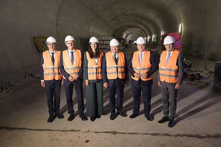 Besichtigung im Tunnel (v.li.): LH Arno Kompatscher (Südtirol), LH Anton Mattle, EU-Abgeordnete Sophia Kircher, Bundeskanzler Christian Stocker, EU-Kommissar Apostolos Tzitzikostas und Bundesminister Peter Hanke. 