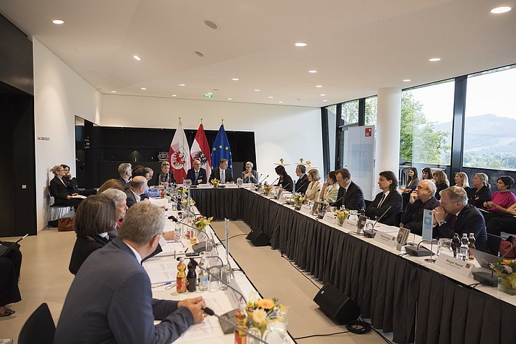 Langer Tisch in U-Form aufgestellt, am Kopfende LH Mattle und BM Babler