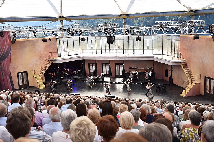Menschenmenge von hinten - vorne Bühne mit TänzerInnen