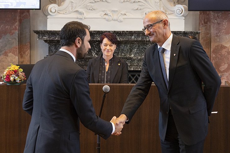 LH Mattle und LHStv Dornauer schütteln sich die Hand.