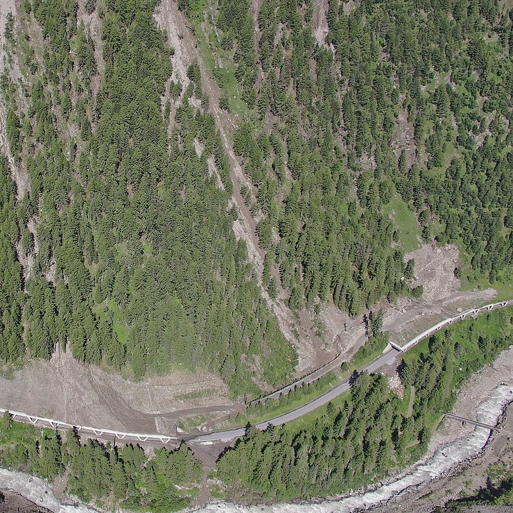 Ein Luftbild zeigt die B 186 Ötztalstraße in Obergurgl im Bereich der Leck- und Klammgalerie, wo massive Hangbewegungen und Mureinstößen drohen. Im kommenden Jahr wird die Lücke zwischen den beiden Galerien geschlossen, um die Erreichbarkeit des hintern Ötztals bestmöglich zu gewährleisten.