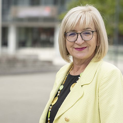 Kulturlandesrätin Beate Palfrader: „Das erklärte Ziel ist eine Verbesserung der arbeits- und sozialrechtlichen Situation aller professionell im Kunst- und Kulturbereich Tätigen.“