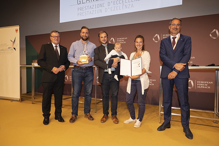© Land Tirol/Sedlak LH Günther Platter und LH Arno Kompatscher mit Andreas Winterle und Team vom grenzüberschreitenden Projekt "Katholische Jungschar: Kaleidio".