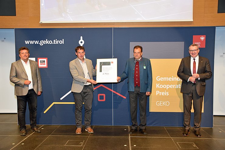 © Land Tirol/Pichler Vertreter des zweiten Platzes mit Landesrat und Gemeindeverbandspräsident.
