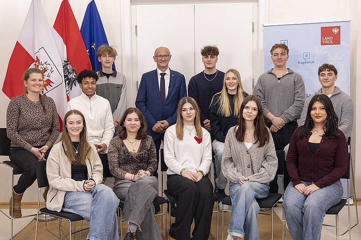 © Land Tirol/Die Fotografen Gruppenfoto einer Schulklasse gemeinsam mit dem Landeshauptmann.