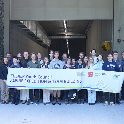Gruppenfoto Jugendliche mit Plakat