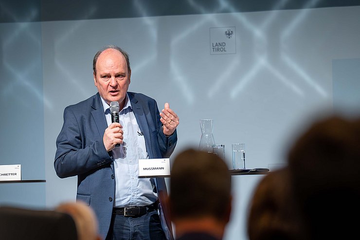 © Landtagsdirektion Tirol/Christanell Ralf-Charley Schultze referierte über den Nutzen von kombinierten Verkehrssystemen.