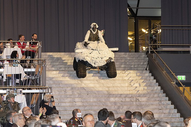 © Land Tirol/Die Fotografen Das Österreichische Bundesheer macht mit einem Quad seine hohe Mobilität sichtbar.