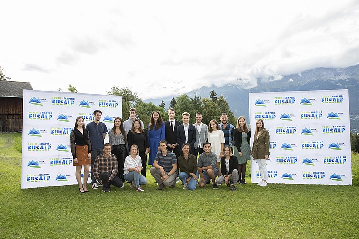 © Land Tirol/Blickfang Die Mitglieder des EUSALP-Jugendrats mit Landtagsvizepräsidentin Sophia Kircher