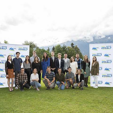 Die Mitglieder des EUSALP-Jugendrats mit Landtagsvizepräsidentin Sophia Kircher