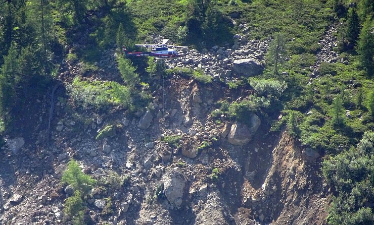 © Land Tirol Aufwendige Sprengarbeiten als erste Aufräummaßnahme nach dem Felssturz auf die Ötztalstraße zwischen Leckgalerie und Klammgalerie.