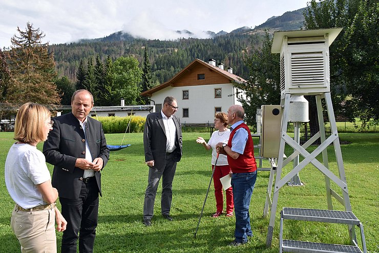 © Land Tirol Personen in einem Garten im Gespräch