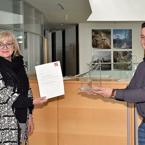 Arbeits- und Bildungslandesrätin Beate Palfrader gratuliert Pascal Geyr zum "Lehrling des Monats März 2021".