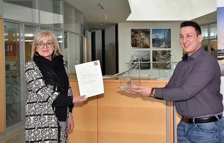 © Land Tirol/Gerzabek Arbeits- und Bildungslandesrätin Beate Palfrader gratuliert Pascal Geyr zum "Lehrling des Monats März 2021".